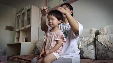 4k拍摄年轻的母亲给幼儿梳头亲子互动视频视频的预览图